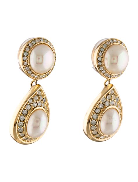 dior pearl drop earrings.